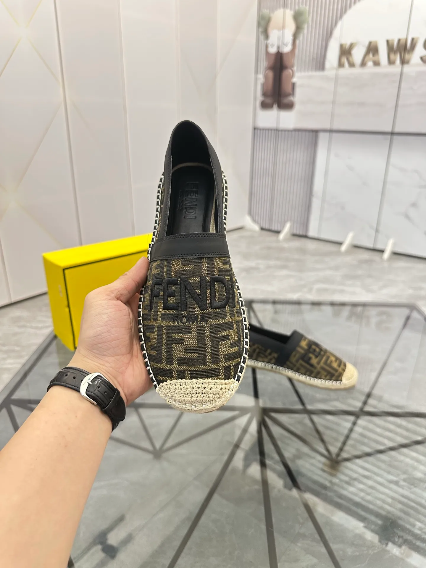 Selling men's shoes 💰: 💰P420¥ Product trademark: Fendi* "Fendi*" low-top fisherman's shoes Regular size: 38-44 (can be customized to 37.45) Product materials: upper imported cowhide stitched with original fabric, sheepskin lining, original outsole. Number: 1023